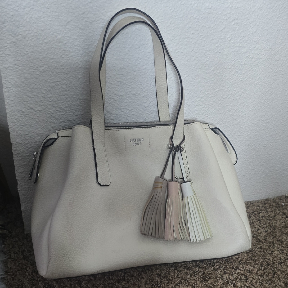 Guess White Leather Shoulder Bag W/ Colorful Tassel Bag Charms (FAIR/GOOD) ✨️